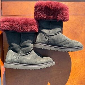 UGG Women's Boots in Black and Burgundy size 7 - gently used